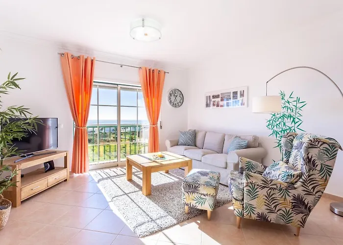 Lovely 2 Bedroom Apartment Including Pool, Stunning Ocean Views & Beach Closeby